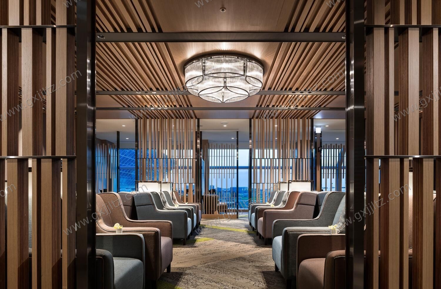 铂金礼遇私享会客区,木质格栅与暖色灯光营造的独立贵宾休憩空间。